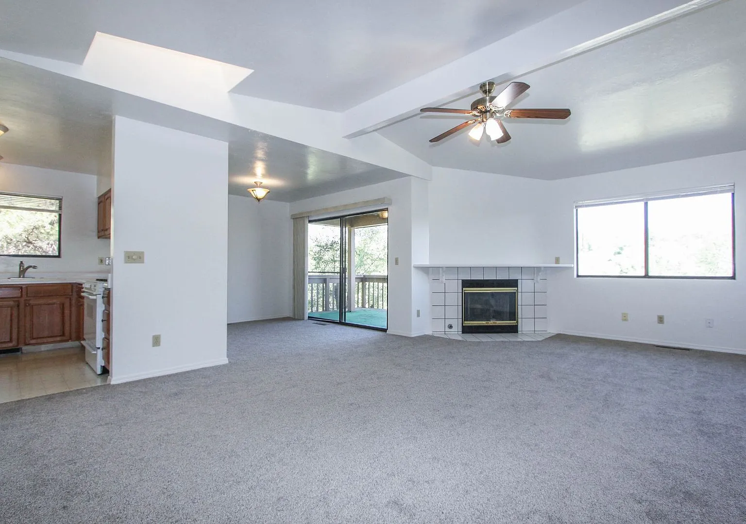 3 Bedroom 2 Bath Townhome in Forest Hylands — Photo 2