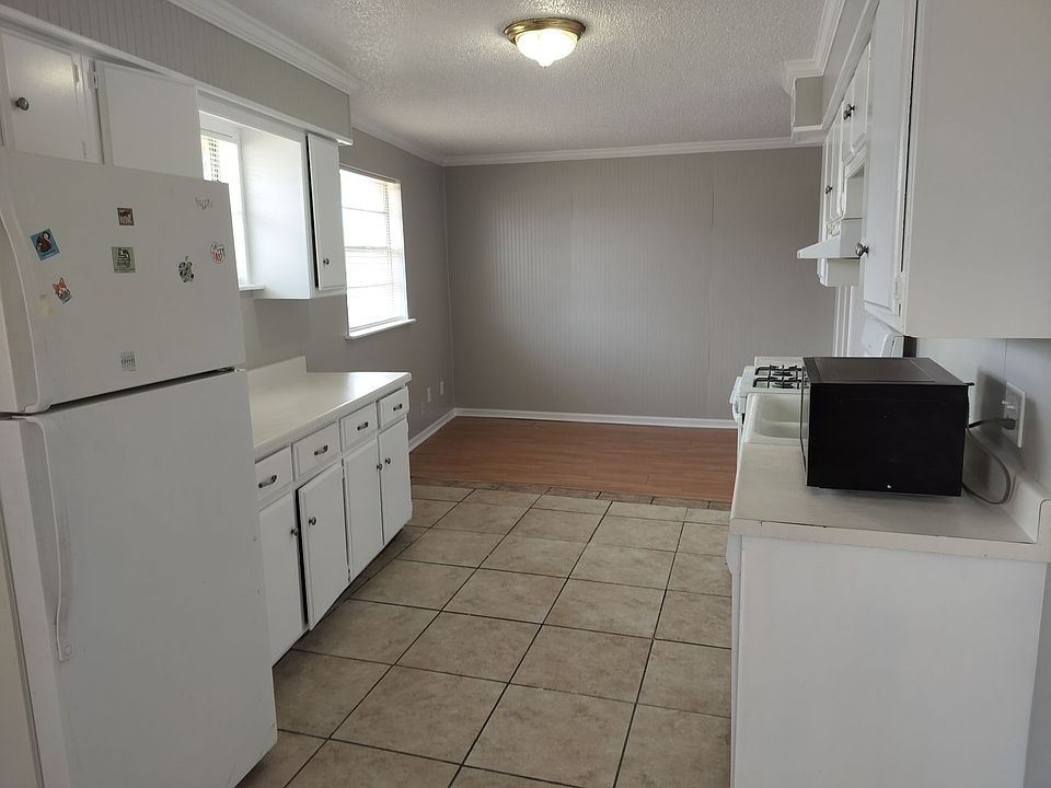 Bronchos Apartments in Edmond, OK next to UCO campus 320 E Edwards St