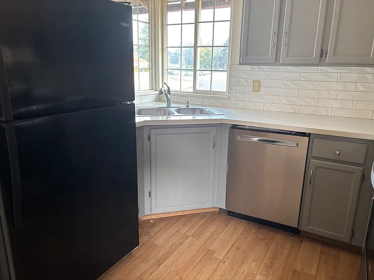702 Salzburg Ln SE — Photo 2