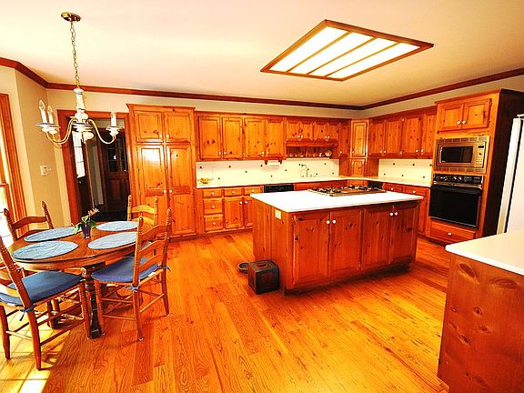 5th image of 9905 Farmbrook Ln
