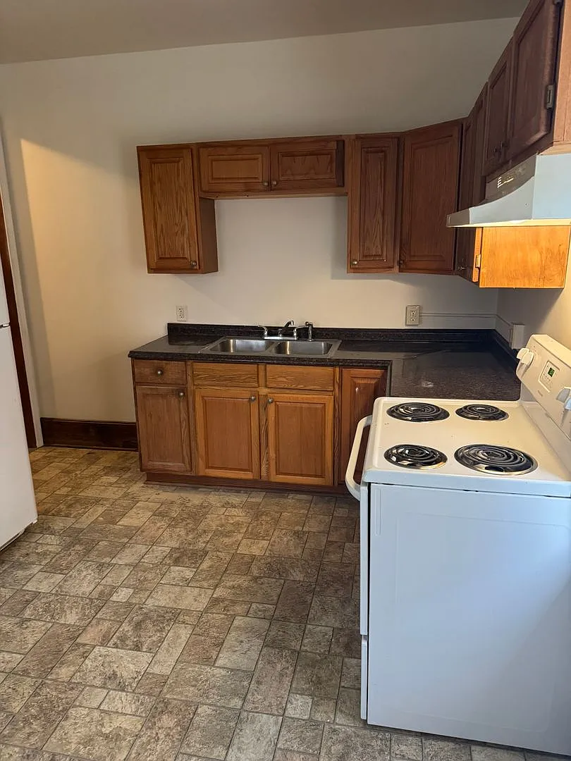 111 East Ave — Photo 2