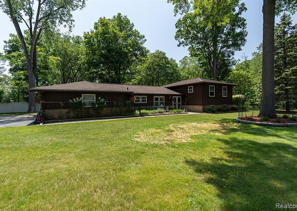 25130 Springbrook Dr, Farmington Hills, MI 48336 MLS 20230074986