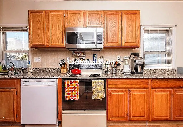 1105 Cambridge St #1T — Photo 2