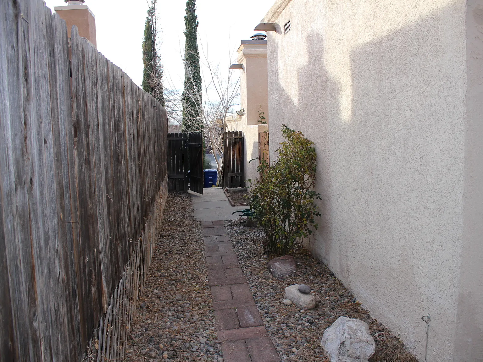 2 bed, 1.0 bath, 906 sqft, $1,125 — Photo 2