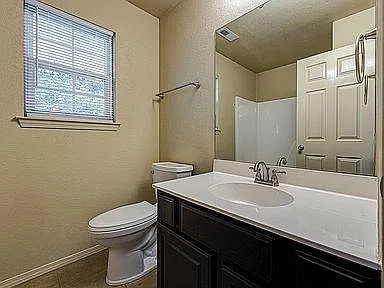 upstairs hallways bathroom (shared w/ bedroom 2 & 3)