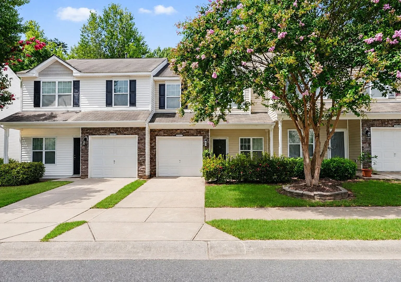 Beautiful 3BR Townhome with Community Pool & Garage! — Photo 1