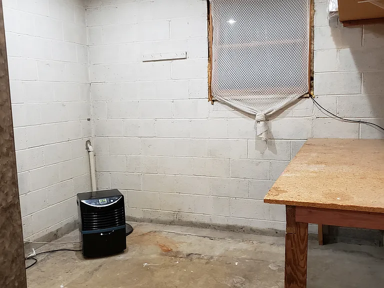 laundry room/storage area/utility room