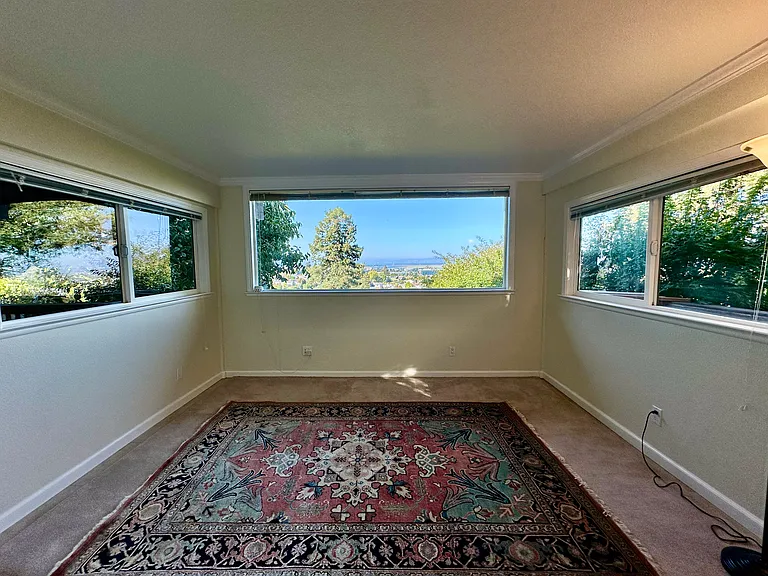 221 Hillcrest Rd — Photo 1