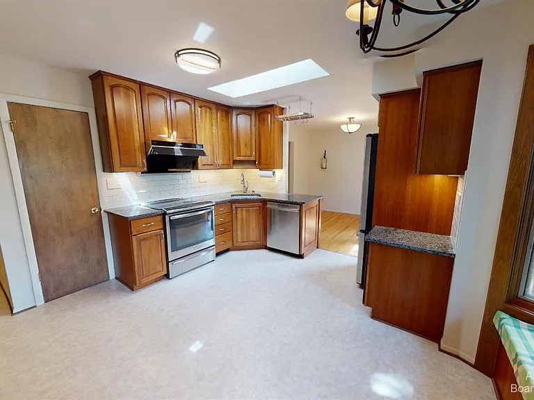 2235 Prairie St — Photo 3