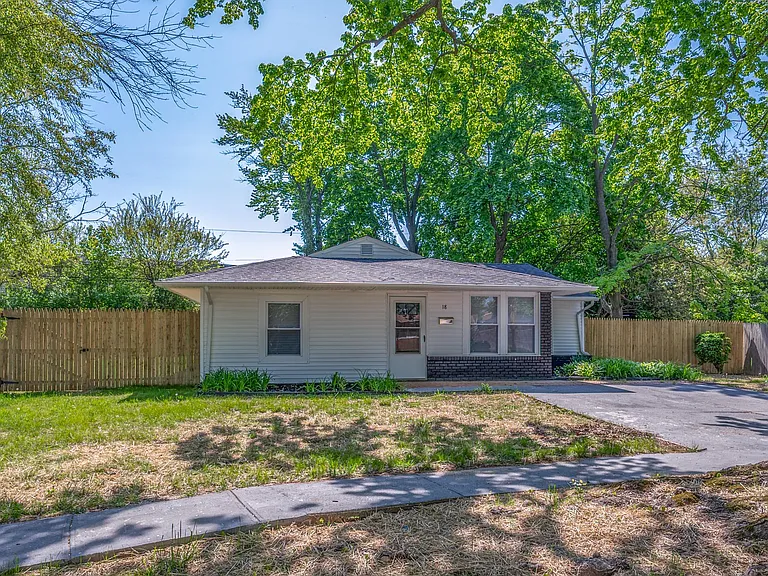 18 Montrose Dr — Photo 35