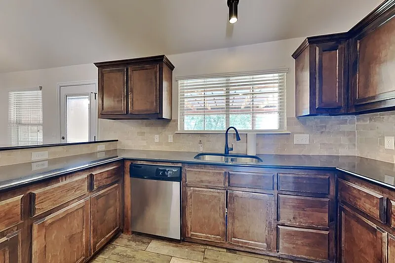 4 bed, 2.0 bath, 1750 sqft, $2,000 — Photo 4