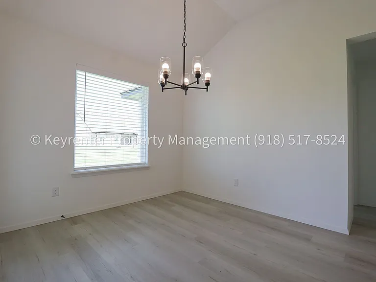 2908 S Redwood Ave — Photo 18