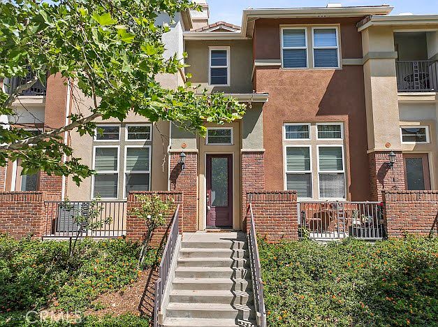1st image of 619 W 1st St