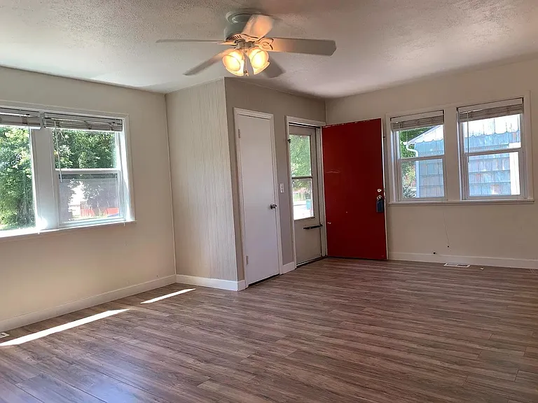 2351 Radcliffe Ave — Photo 3