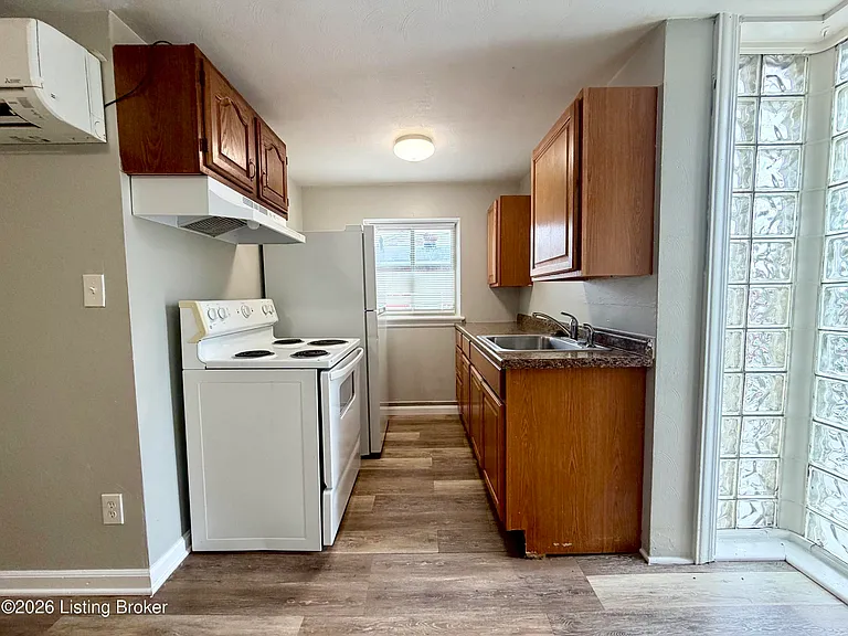 206 N Oak St #1 — Photo 4