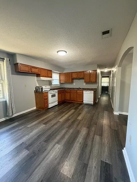 3 bed, 1.5 bath, 1200 sqft, $1,650 — Photo 3