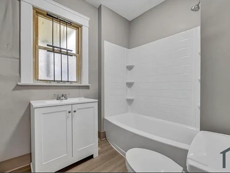 2807 E 124th St #1 — Photo 13
