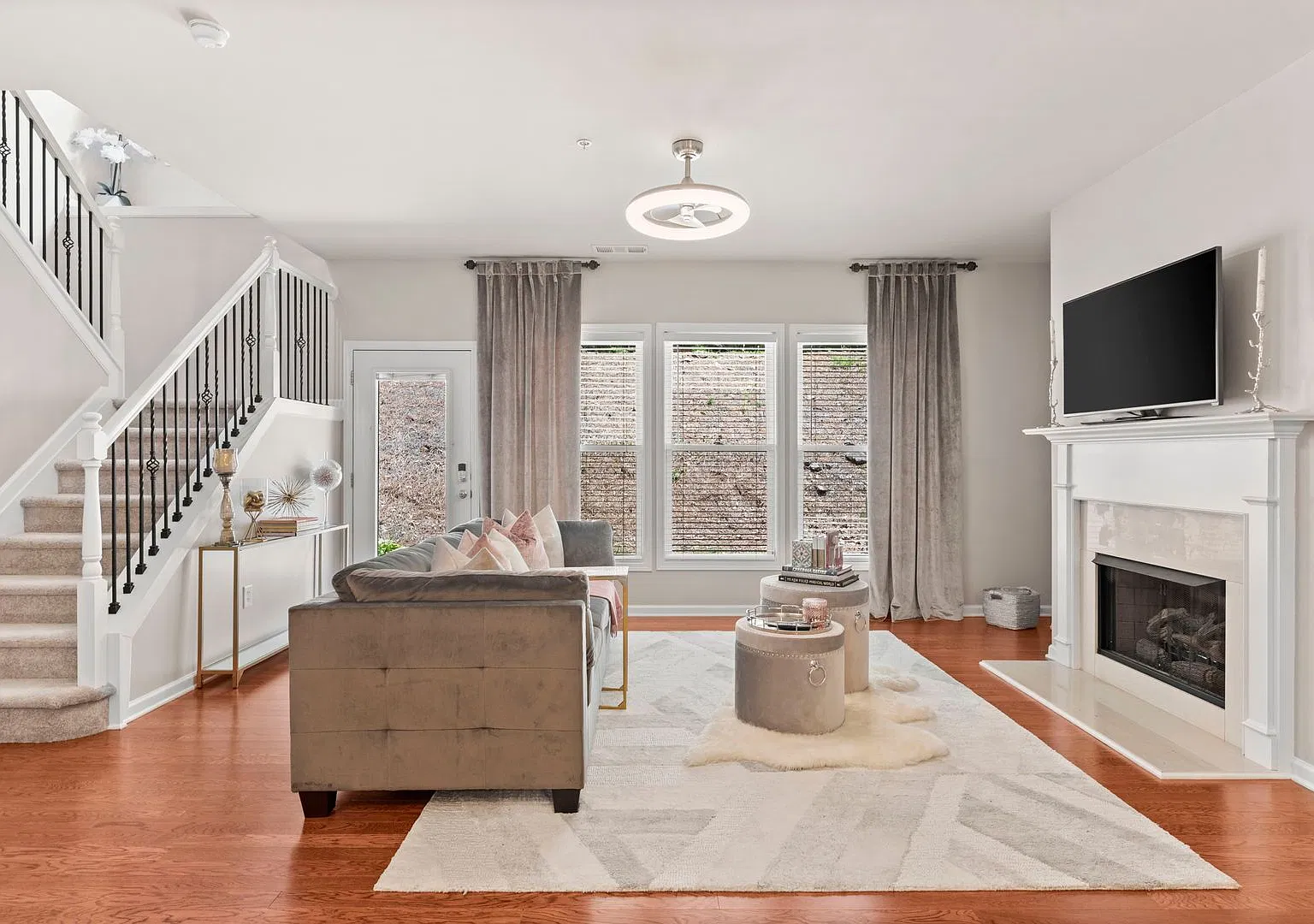 Spacious Townhome 3 Bed / 2.5 Bath - A Must See! — Photo 4