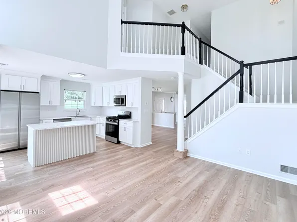 1 Whitemarsh Dr, Manalapan, NJ 07726