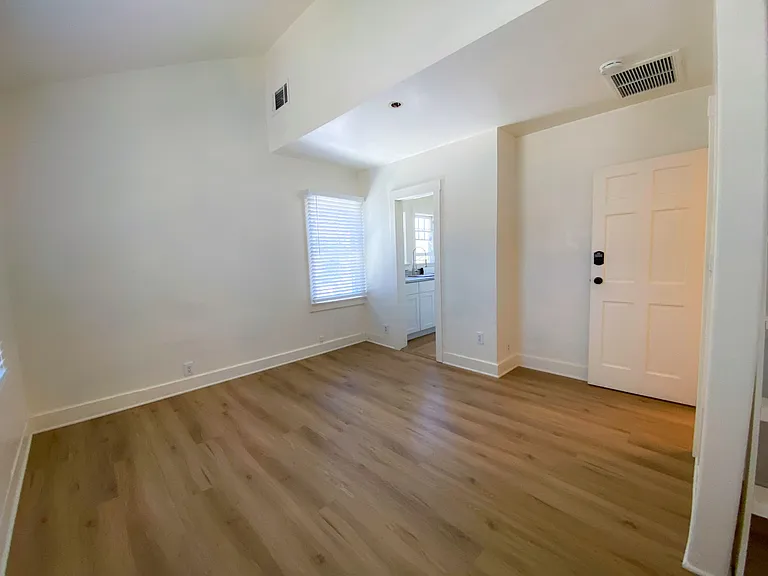 125 W Micheltorena St #B — Photo 2