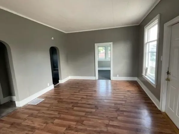 305 9th St, Marion, IA 52302