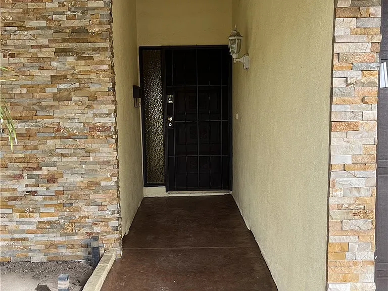 19104 Stefani Ave — Photo 2