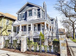 1900 W Fletcher St, Chicago, IL 60657