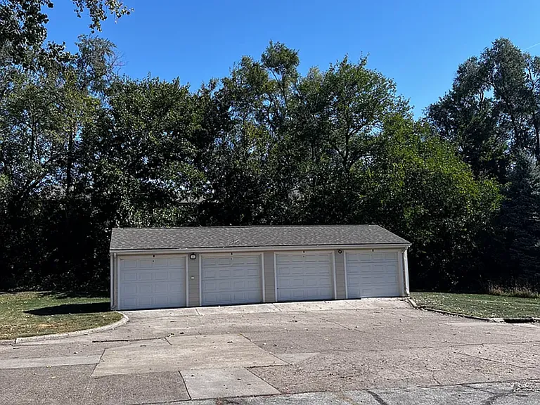2bed 1 bath Unit in quiet Clive location — Photo 9