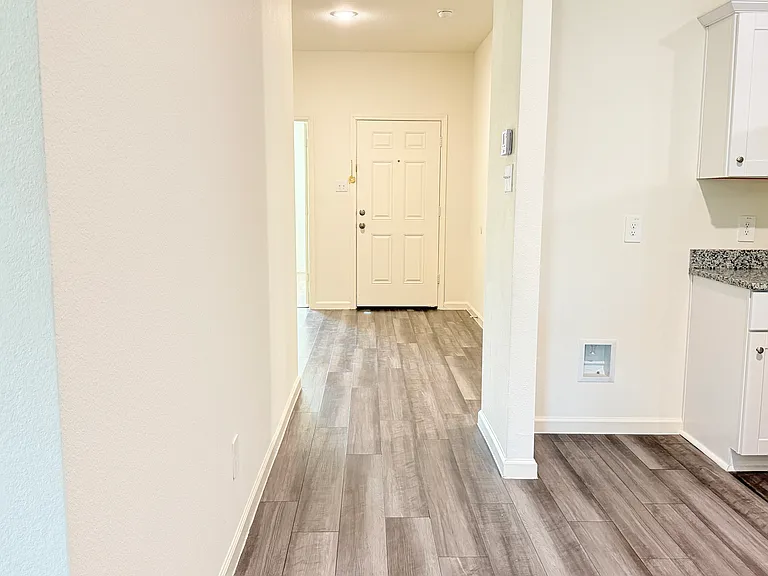 717 Yorkshire Dr — Photo 13
