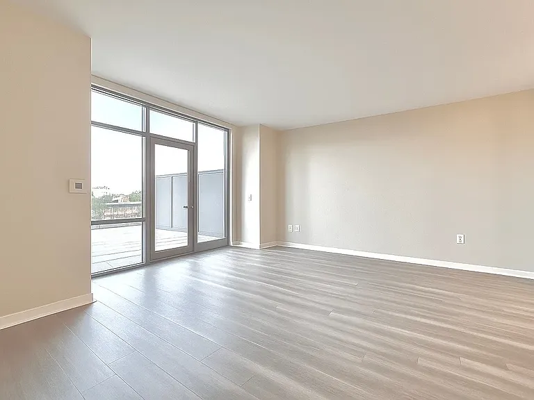 1501 Voorhies Ave #4F — Photo 8