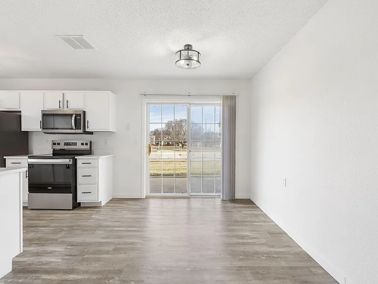 640 E Sunset St — Photo 8