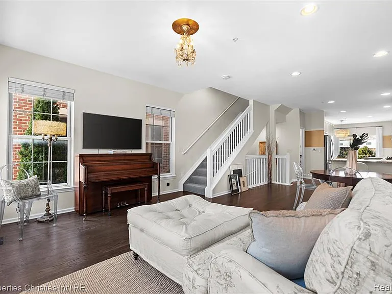 512 Graten St — Photo 16