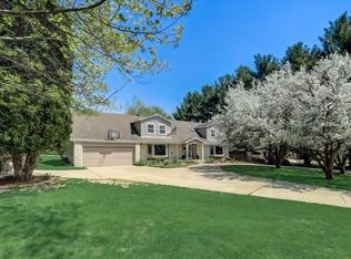 W377N6326 Sudbury Ct, Oconomowoc, WI 53066