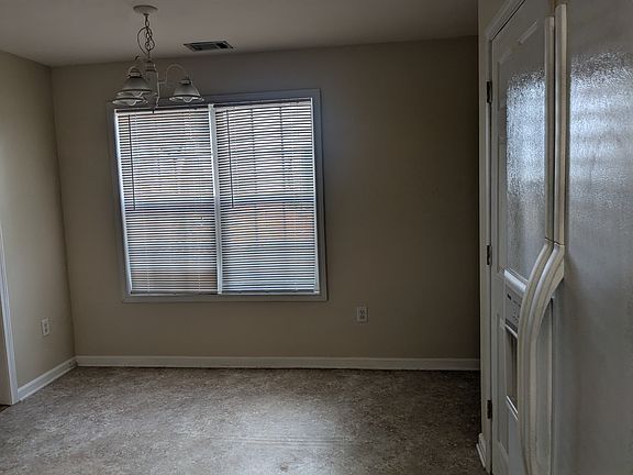 eat in dining area next to kitchen