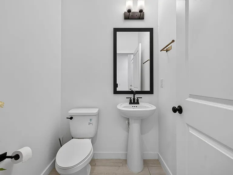 608 NE Waters Edge Ln — Photo 16