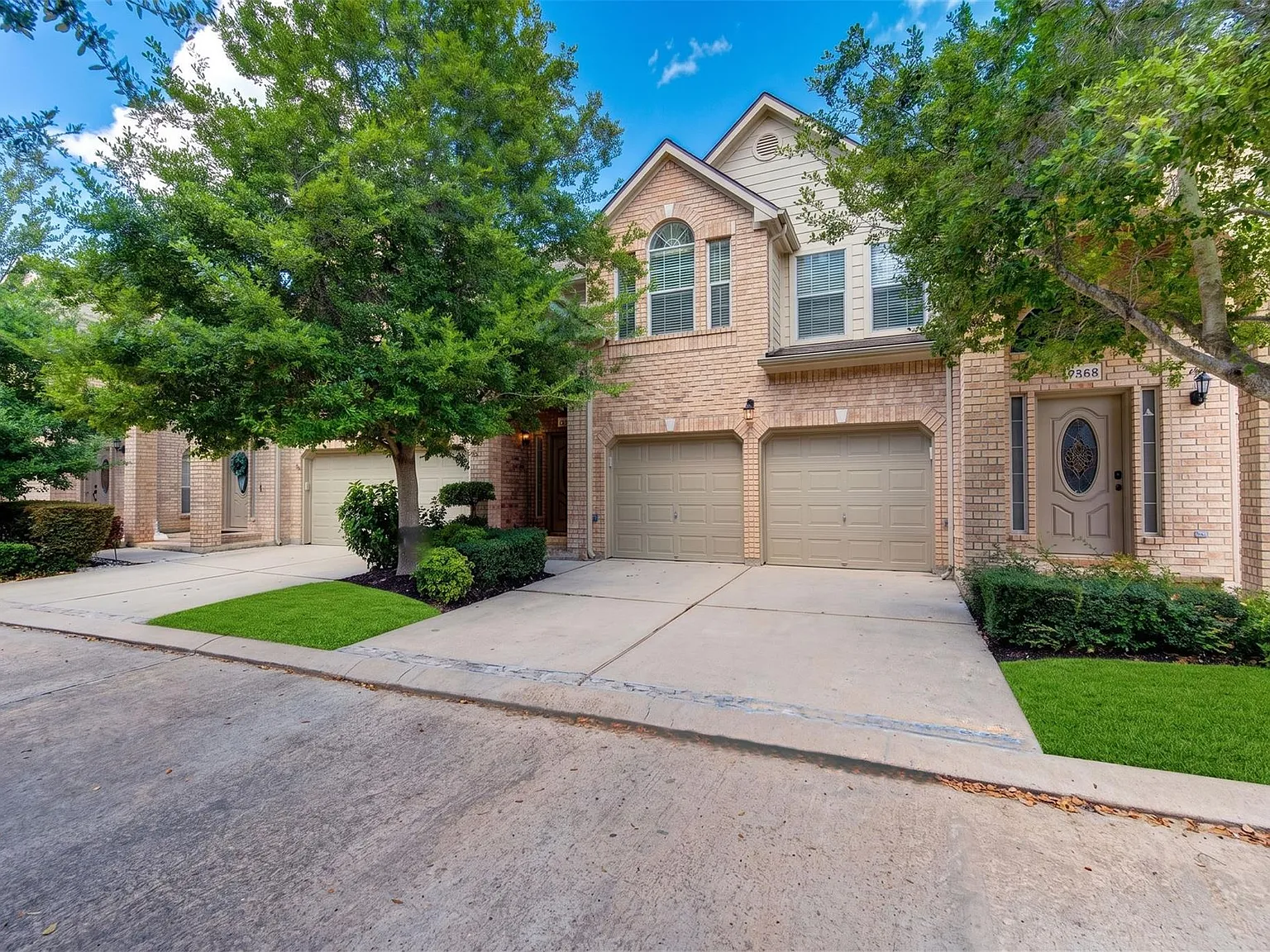 3 bed, 2.5 bath, 2132 sqft, $2,400 — Photo 2