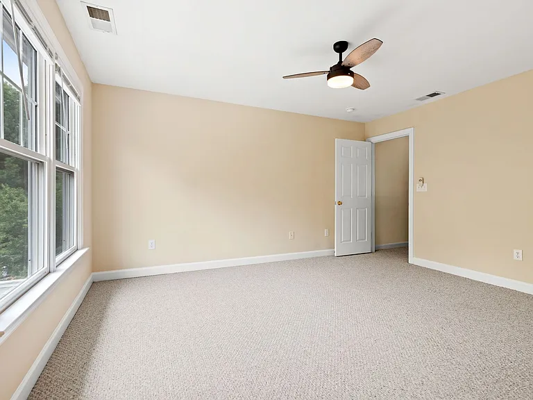 904 Edgewater Cir — Photo 10