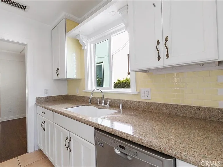 5466 Templeton St — Photo 10