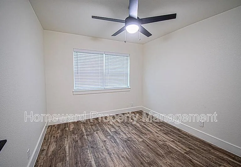 551 E Burks St — Photo 19