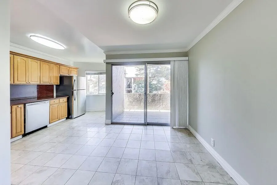 Large, top floor two bed, two bath with balcony and garage parking! — Photo 1
