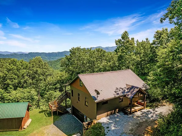 2253 Round Top Rd, Almond, NC 28702