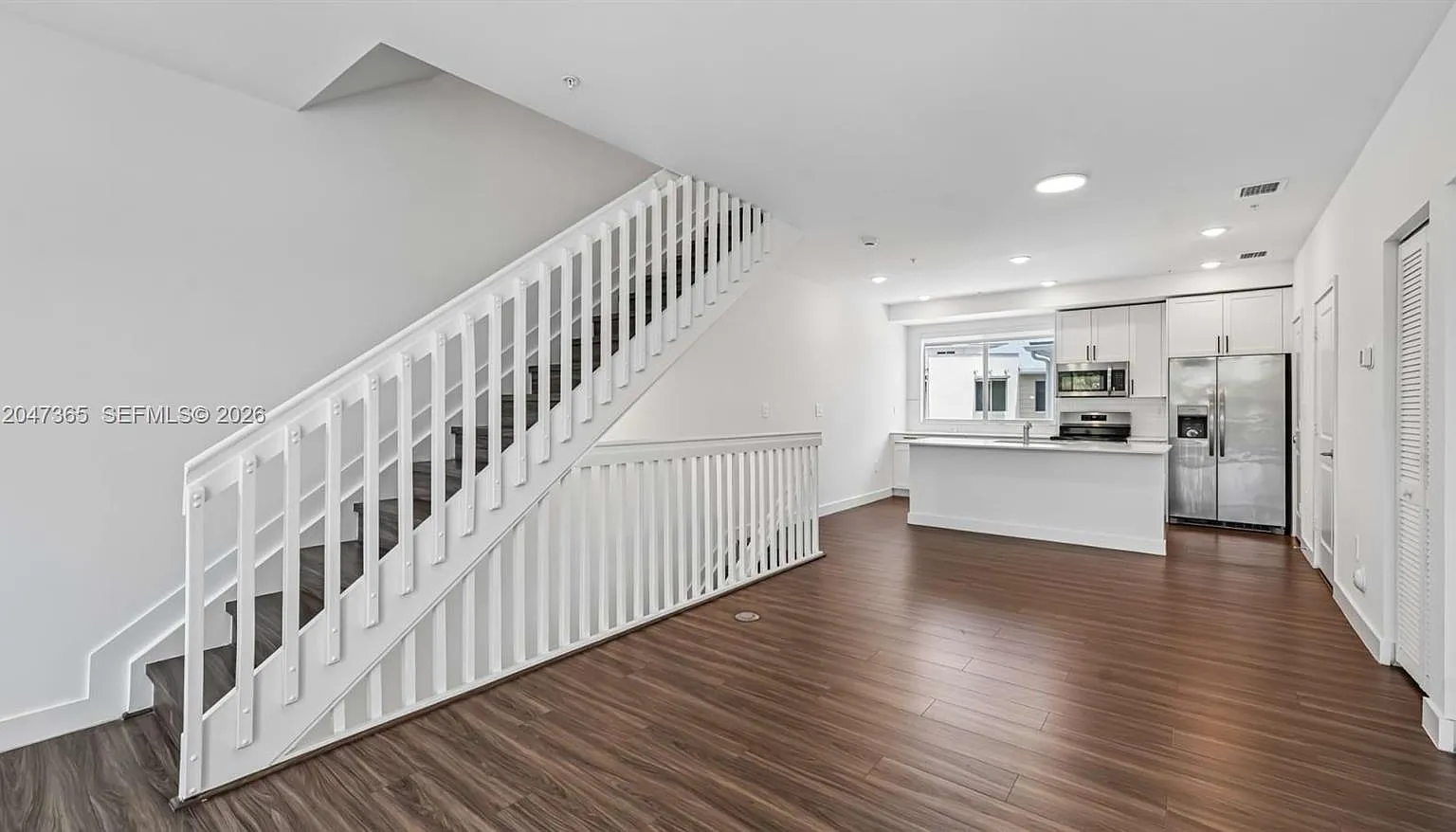 3 bed, 3.5 bath, 1831 sqft, $3,800 — Photo 2