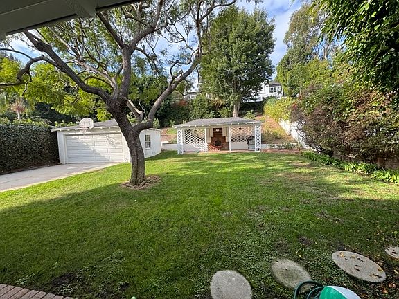 3rd image of 841 Warner Ave