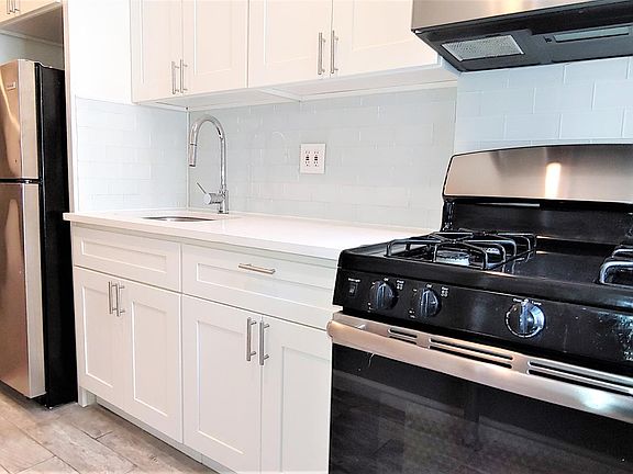 3rd image of 2588 Creston Ave