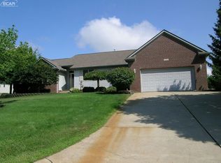 2490 Golfview Cir, Fenton, MI 48430