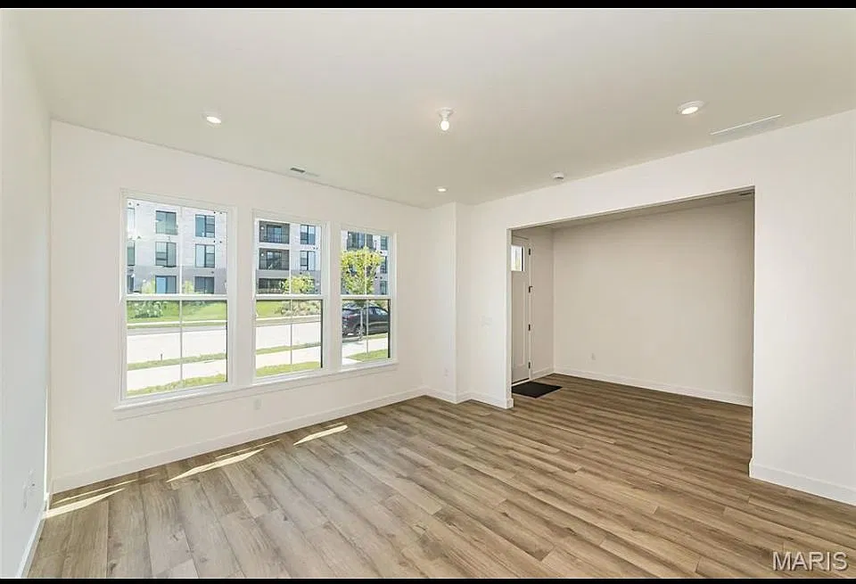 3 bed, 3.5 bath, 2400 sqft, $4,400 — Photo 3