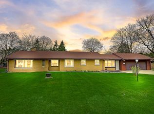 308 Sunny Ln, Thiensville, WI 53092