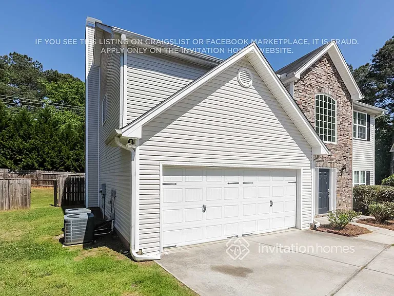 925 Lakeside Ct — Photo 2