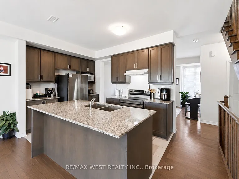 55 Holyrood Cres — Photo 11
