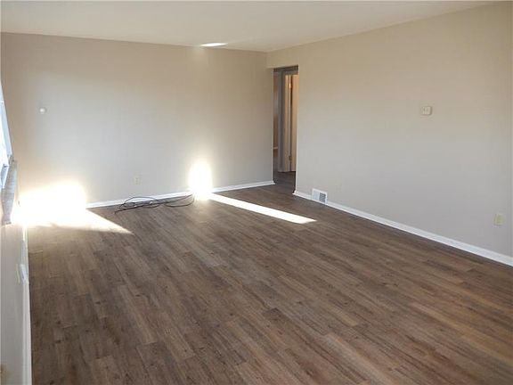 3rd image of 529 Bloomfield Dr